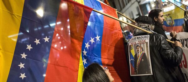 Участники акции в поддержку легитимного президента Венесуэлы Николаса Мадуро в Мадриде. - Sputnik Кыргызстан