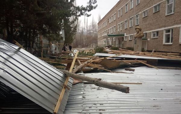 В Манасском районе Таласской области сильный ветер сорвал кровлю с одной из школ - Sputnik Кыргызстан
