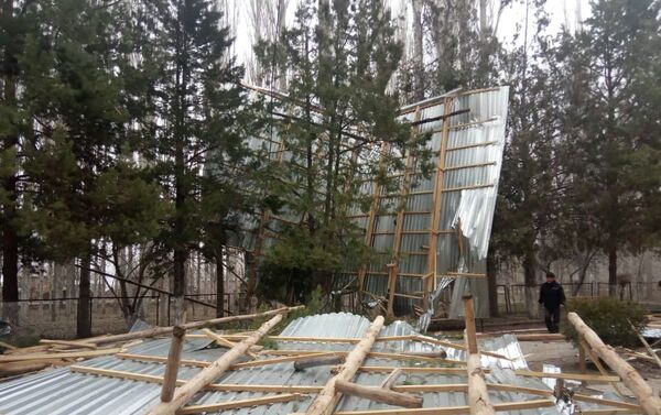 Алар айылында саат 17.00дөн 18.00гө чейин катуу шамал болуп, Үсөнбаев атындагы орто мектептин 600 чарчы метрлик темир чатырын учуруп кеткен - Sputnik Кыргызстан