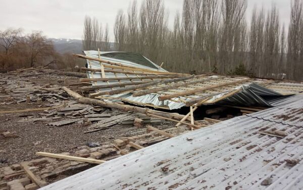 В селе Арал с 17:00 до 18:40 наблюдался сильный ветер, который снес железную крышу средней школы имени Усенбаева (600 квадратных метров) - Sputnik Кыргызстан