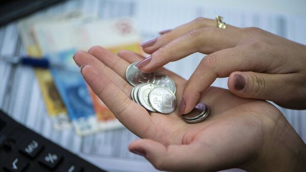 Женщина считает сомовые монеты. Архивное фото - Sputnik Кыргызстан
