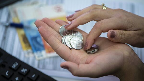Женщина пересчитывает монеты. Архивное фото - Sputnik Кыргызстан