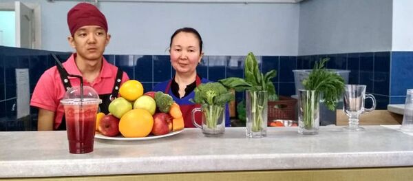 Предприниматели 19 летний Омурбек с матерью Замирой Мирзамидиновой - Sputnik Кыргызстан