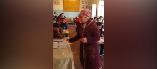 Директорду чыгарып ийип кабинетинде сабак өтүп. Баткендеги байыркы мектеп видеодо - Sputnik Кыргызстан