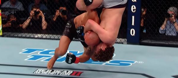 Красиво бросил бойца вниз головой — лучшие моменты UFC 235 на видео - Sputnik Кыргызстан