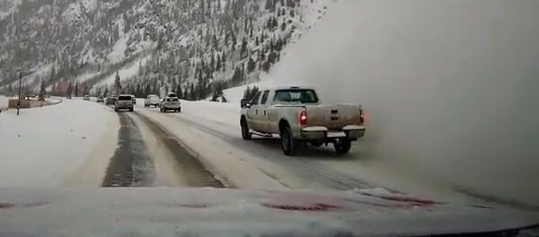 В США автомобиль накрыло лавиной — видео из салона В США автомобиль накрыло лавиной — видео из салона - Sputnik Кыргызстан