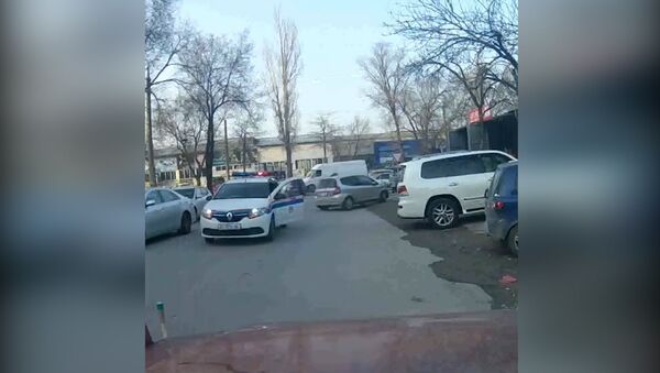 На видео попала погоня инспекторов в Бишкеке — Fit врезался в ворота и скрылся - Sputnik Кыргызстан