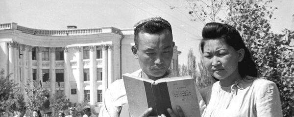 Известный хирург Мамбет Мамакеев и Касиет Жумаева (так говорится в описании к снимку) сфотографировались в 1950 году во Фрунзе - Sputnik Кыргызстан