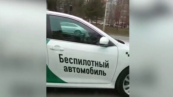В Бишкеке ездит беспилотное такси или это пранк? Видео из соцсетей - Sputnik Кыргызстан