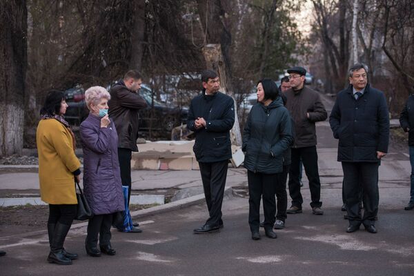 Прогулка мэра Бишкека по Октябрьскому району - Sputnik Кыргызстан