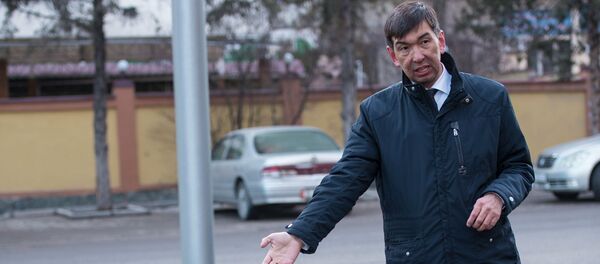 Прогулка мэра Бишкека по Октябрьскому району - Sputnik Кыргызстан