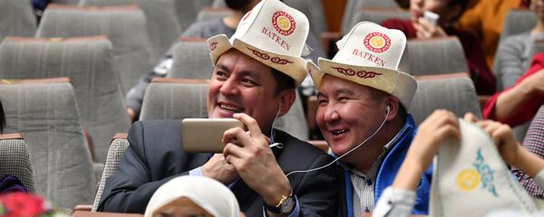 Мужчины в национальной одежде на мероприятии в честь Дня ак калпака в Москве - Sputnik Кыргызстан