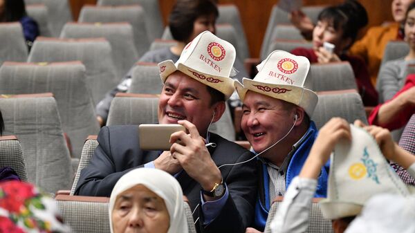 Мужчины в национальной одежде на мероприятии в честь Дня ак калпака в Москве - Sputnik Кыргызстан