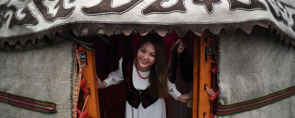 Девушка в национальной одежде на мероприятии в честь Дня ак калпака в Москве. Архивное фото Девушка в национальной одежде на мероприятии в честь Дня ак калпака в Москве. Архивное фото - Sputnik Кыргызстан