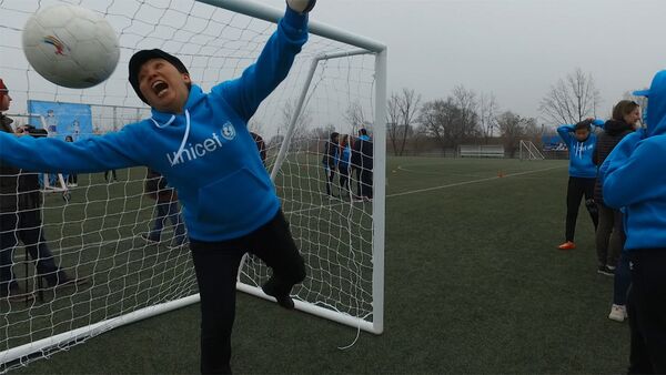 Баладай кубанышты. Бишкекте белгилүү айымдар футбол ойногон видео - Sputnik Кыргызстан