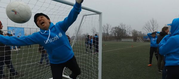 Баладай кубанышты. Бишкекте белгилүү айымдар футбол ойногон видео - Sputnik Кыргызстан