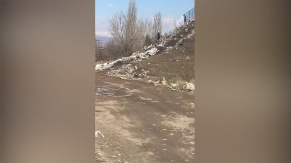 Как грязно! Территория у кладбища в Чуйской области завалена мусором. Видео - Sputnik Кыргызстан