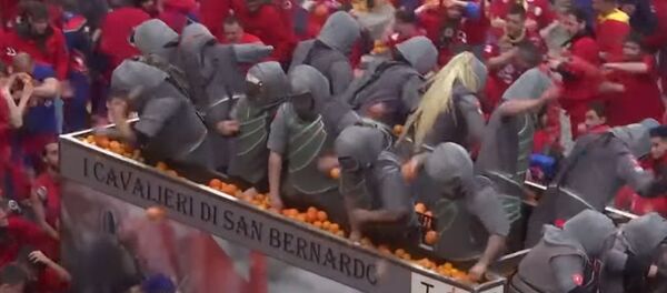 Оранжевое безумие — как в Италии прошла Битва апельсинов. Видео - Sputnik Кыргызстан
