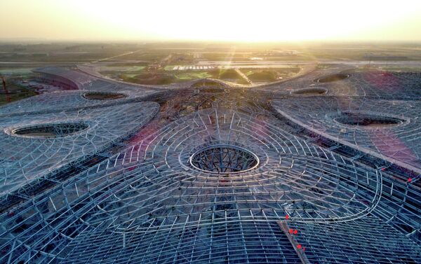 Кытайдын башкы терминалынын дизайнын теги ирак британиялык архитектор Заха Хадид иштеп чыккан. - Sputnik Кыргызстан
