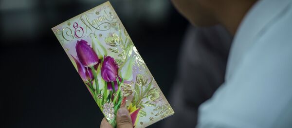 Открытка кармап турган адам. Архив - Sputnik Кыргызстан