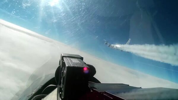 В небе над Балтийским морем (граница РФ) перехватили американский истребитель RC-135 истребителем Су-27, обладающим функциями радиоэлектронной разведки и аэрофотосъемки. - Sputnik Кыргызстан