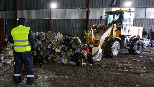 Подготовка мусора к переработке. Архивное фото - Sputnik Кыргызстан