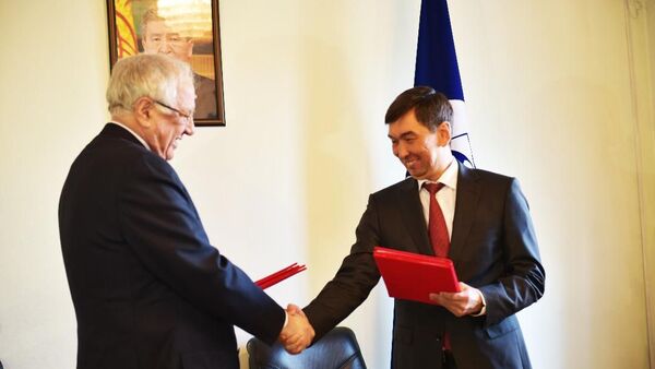 В столичном муниципалитете подписали меморандум между мэрией и посольством Азербайджана - Sputnik Кыргызстан