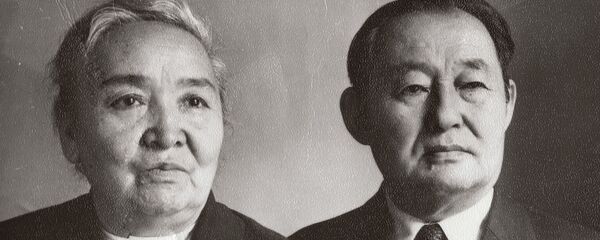 Актриса Айша Карасаева жана филолог Кусеин Карасаев. Архив - Sputnik Кыргызстан