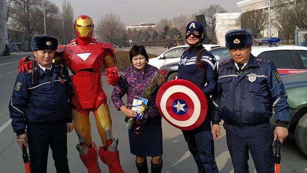Инспекторы УОБДД поздравили женщин-водителей с 8 Марта в Бишкеке - Sputnik Кыргызстан
