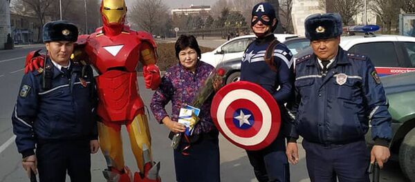 Инспекторы УОБДД поздравили женщин-водителей с 8 Марта в Бишкеке - Sputnik Кыргызстан