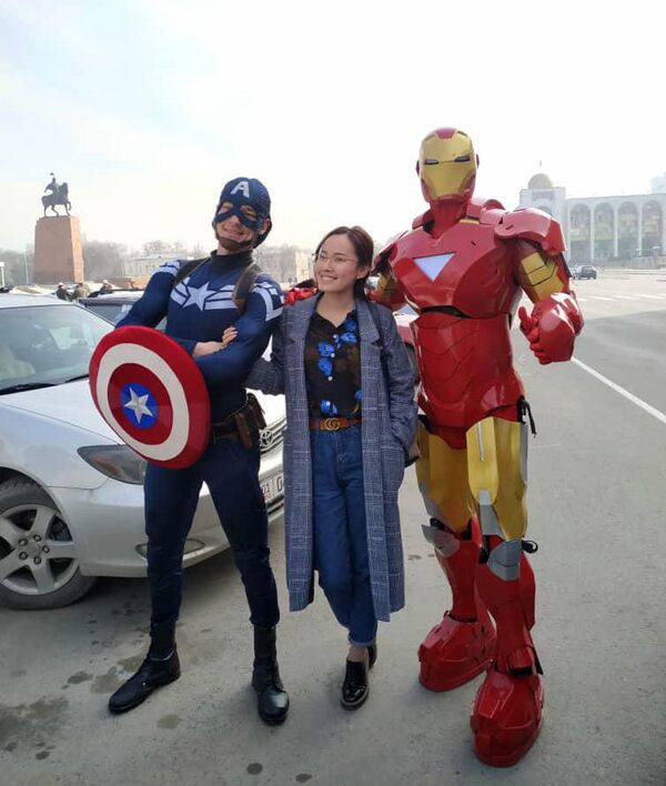 В Бишкеке герои Marvel и автоинспекторы поздравили женщин с 8 Марта. Фото - Sputnik Кыргызстан