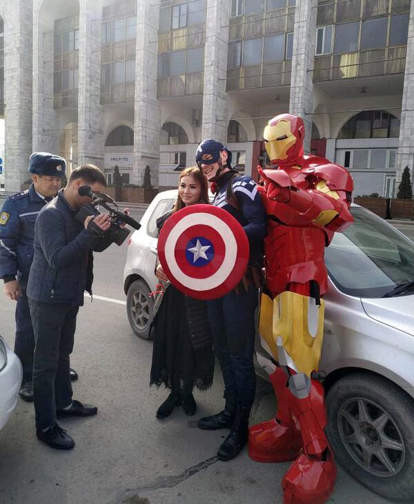 В Бишкеке герои Marvel и автоинспекторы поздравили женщин с 8 Марта. Фото - Sputnik Кыргызстан