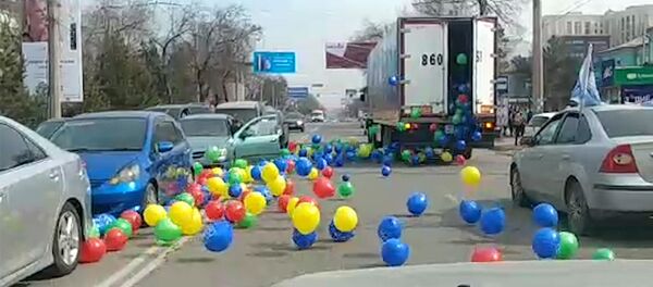 Фура толгон шар жолго чачылып... Бишкектеги өзгөчө куттуктоонун видеосу - Sputnik Кыргызстан