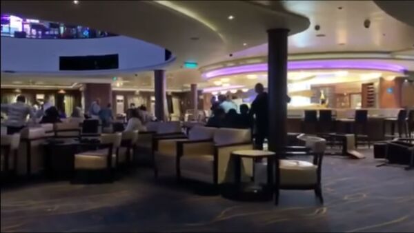 Огромный круизный лайнер с пассажирами попал в шторм — видео с палубы - Sputnik Кыргызстан