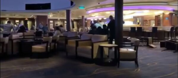 Огромный круизный лайнер с пассажирами попал в шторм — видео с палубы - Sputnik Кыргызстан