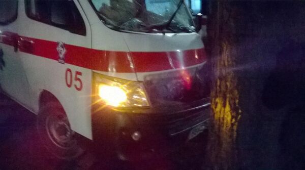 В Бишкеке карета скорой попала в ДТП, на место приехали 5 таких же машин — видео - Sputnik Кыргызстан