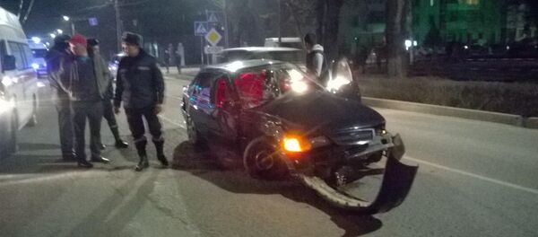 Москва жана Калык Акиев көчөлөрүнүн кесилишинде 8-мартта кечки саат 22:00дөр чамасында болгон жол кырсыгы - Sputnik Кыргызстан