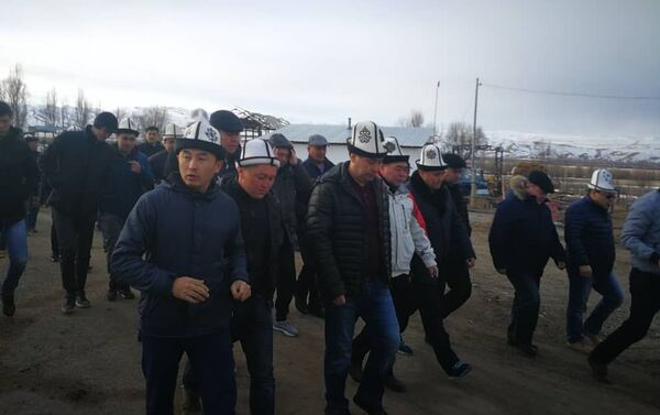 Осужденному оппозиционному политику Садыру Жапарову разрешили проводить в последний путь свою мать - Sputnik Кыргызстан