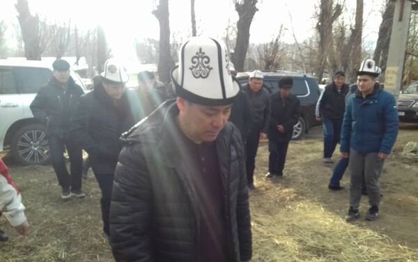 По словам родных, его отпустили в ночь на 9 марта, а утром Жапаров уже был в родном село Кен-Суу Тюпского района Иссык-Кульской области - Sputnik Кыргызстан