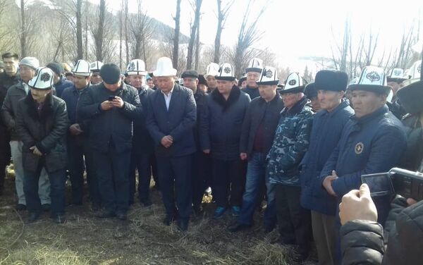 На похороны также приехал экс-депутат Жогорку Кенеша Камчыбек Ташиев - Sputnik Кыргызстан