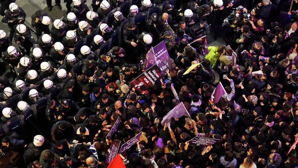 Стамбулда 8-март аялдардын эл аралык күнүндө шаардын көчөлөрүнө жүрүшкө чыккандарды полиция көздөн жаш агызуучу газ жана желим ок менен атып таратты - Sputnik Кыргызстан