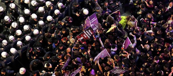 Сотрудники полиции разгоняют марш феминисток, приуроченный к Международному женскому дню в Стамбуле. 8 марта 2019 года - Sputnik Кыргызстан