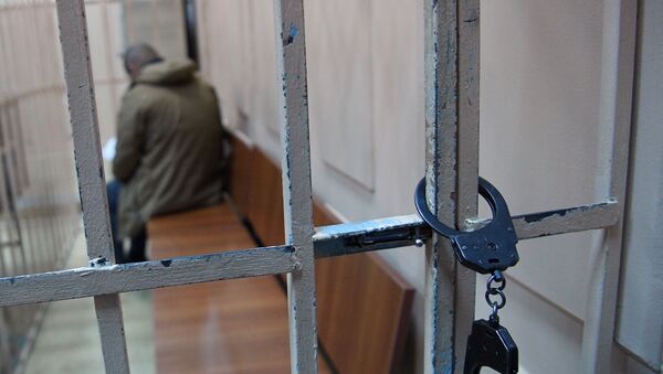 Обвиняемый в зале суда за решеткой. Архивное фото - Sputnik Кыргызстан