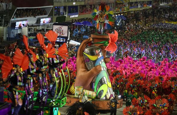 Участники из школы Grande Rio на карнавале в Рио-де-Жанейро, Бразилия - Sputnik Кыргызстан