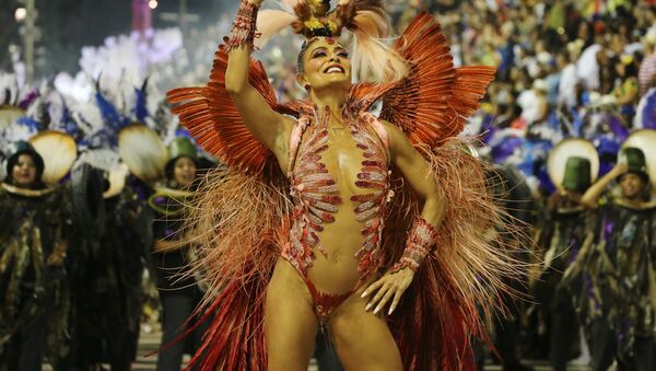 Участница Juliana Paes из школы Grande Rio Samba на карнавале в Рио-де-Жанейро, Бразилия - Sputnik Кыргызстан