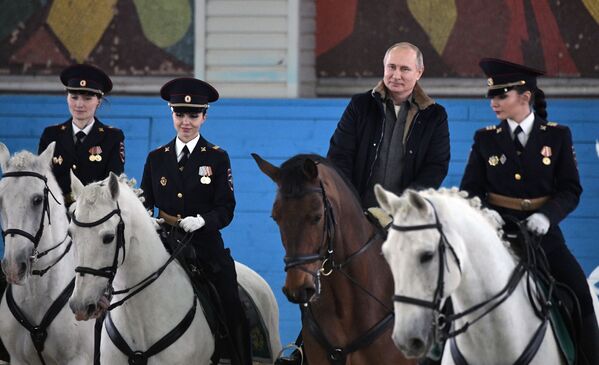 Президент РФ В. Путин посетил 1-й оперативный полк полиции ГУ МВД РФ  - Sputnik Кыргызстан