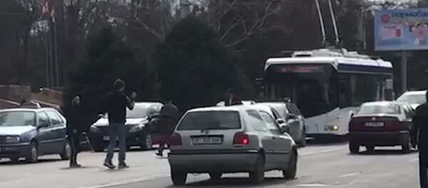 В Бишкеке сбили женщину, перебегавшую дорогу с детьми. Видео с места В Бишкеке сбили женщину, перебегавшую дорогу с детьми. Видео с места - Sputnik Кыргызстан