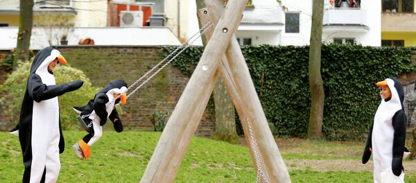 Баласын селкинчекке ойнотуп жаткан ата-эне. Архив - Sputnik Кыргызстан