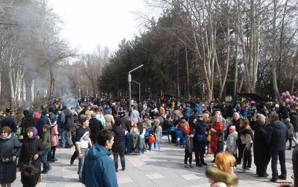 В Карагачевой роще Бишкека прошли народные гулянья, посвященные проводам зимы - Sputnik Кыргызстан