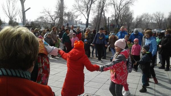 В Карагачевой роще Бишкека прошли народные гулянья, посвященные проводам зимы - Sputnik Кыргызстан